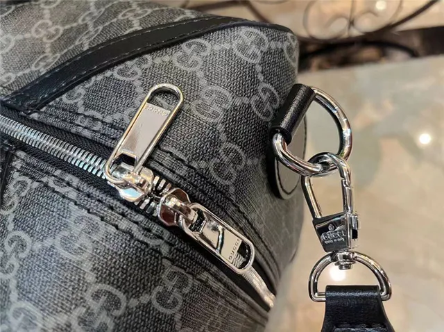 Gucci GG Supreme Sac duffel gris et noir 16