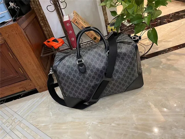 Gucci GG Supreme Sac duffel gris et noir 17