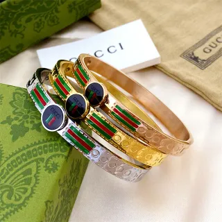 Pulsera Gucci Dorada Multicolor Esmaltada Rayada con Acentos de Medallón