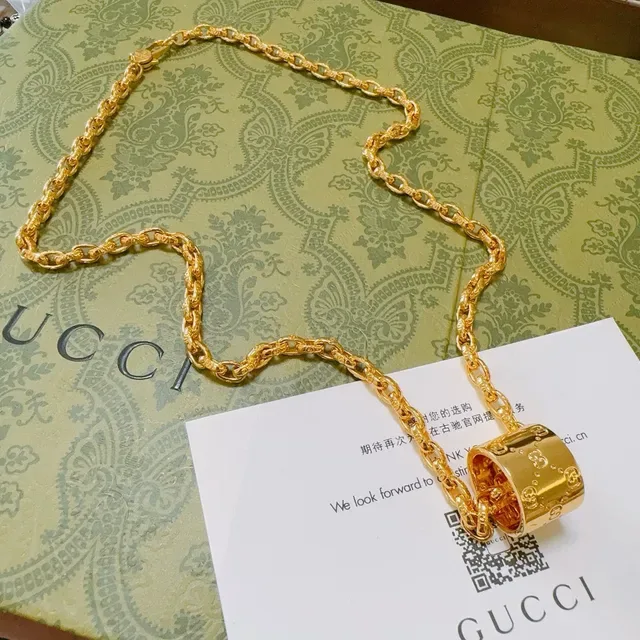 Gucci Gold Rope-Link Chain Cylindrical GG-Embossed Pendant Necklace 7