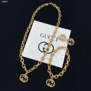Gucci Collier chaîne à maillons torsadés avec pendentif Interlocking G en or