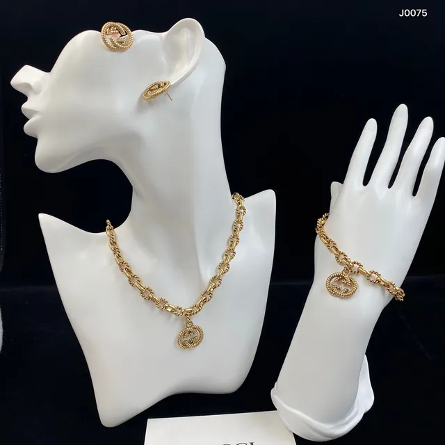 Gucci Gold Twisted-Link Chain Interlocking G Pendant Necklace 2