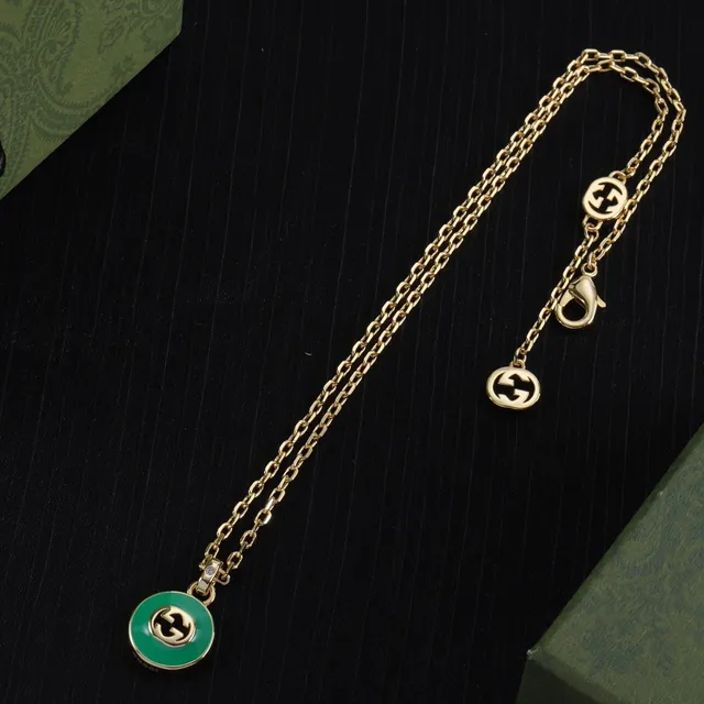 Gucci قلادة مع قرص مينا أخضر ذهبي متشابك شعار G 5