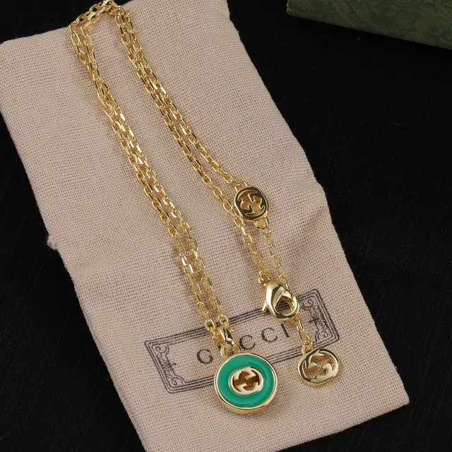 Gucci قلادة مع قرص مينا أخضر ذهبي متشابك شعار G 6