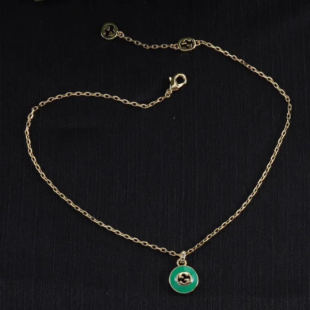 Gucci قلادة مع قرص مينا أخضر ذهبي متشابك شعار G 8
