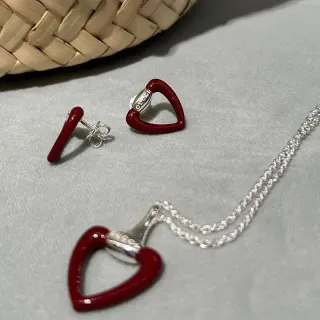 قلادة غوتشي هارت أحمر فضي سيليويت إنهاء مينا