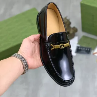 Gucci Horsebit 1955 黑色金色漆皮扣带乐福鞋