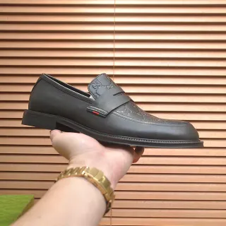 Gucci Horsebit 1955 黑色红色压花双G带网状条纹装饰乐福鞋