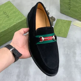 Gucci Horsebit 1955 काला स्यूड वेब स्ट्रैप लूफर
