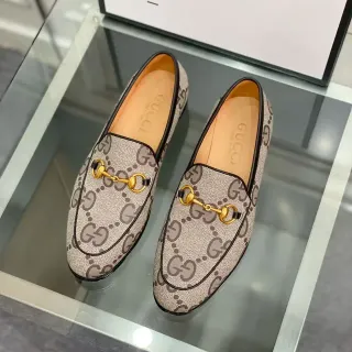 Gucci Horsebit 1955 GG Supreme बेज लोफर्स