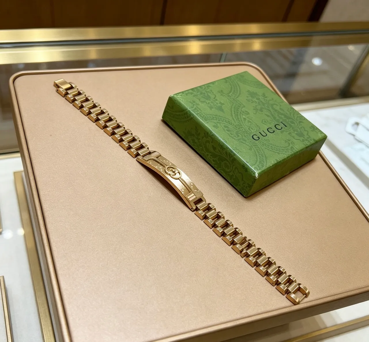 Gucci Interlocking G Gold-Tone Metal Bracelet 2