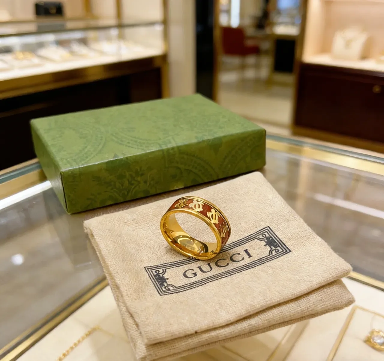 Bague Gucci Interlocking G Motif en or et incrustation rouge-marron 3