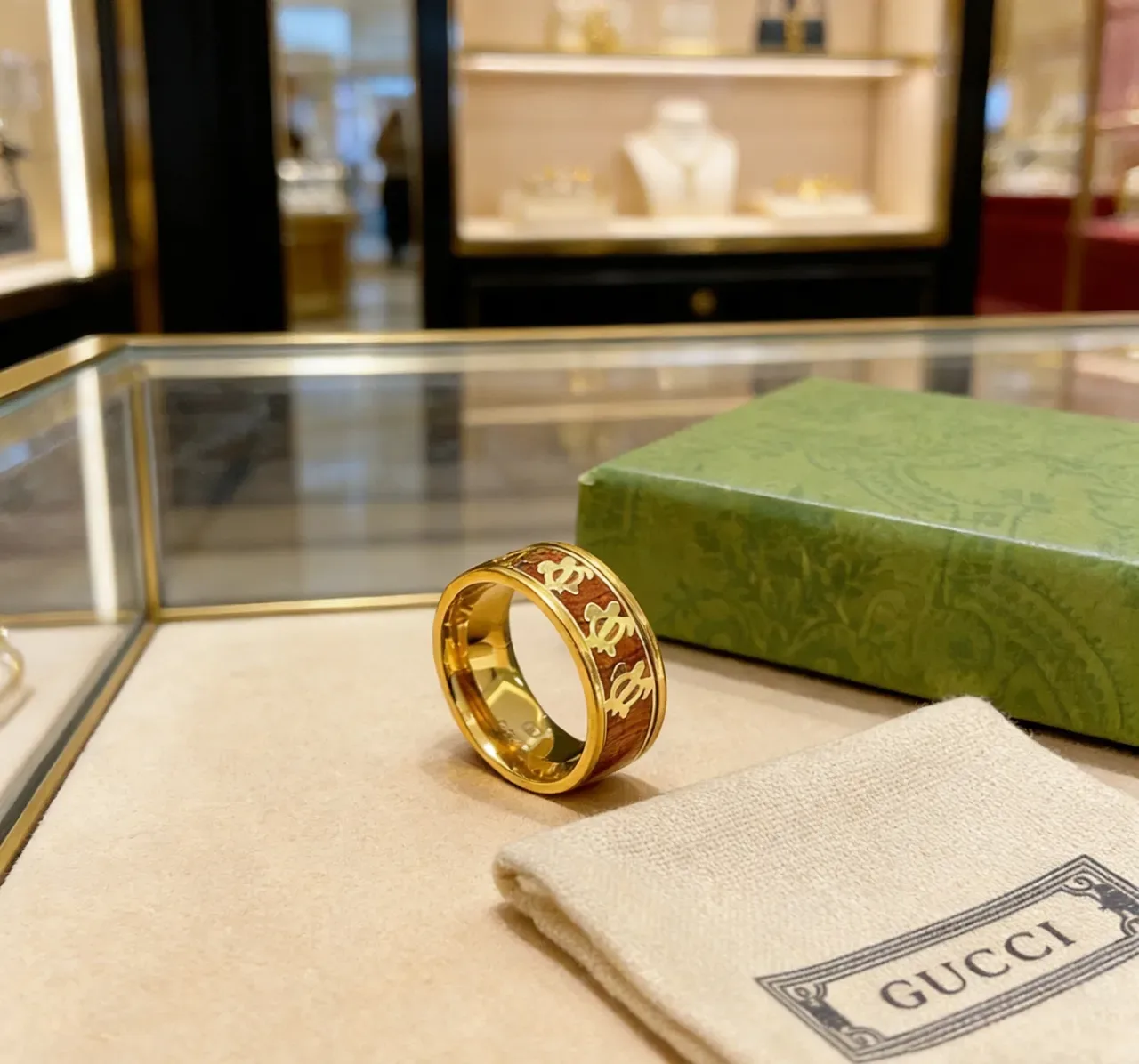 Bague Gucci Interlocking G Motif en or et incrustation rouge-marron 6