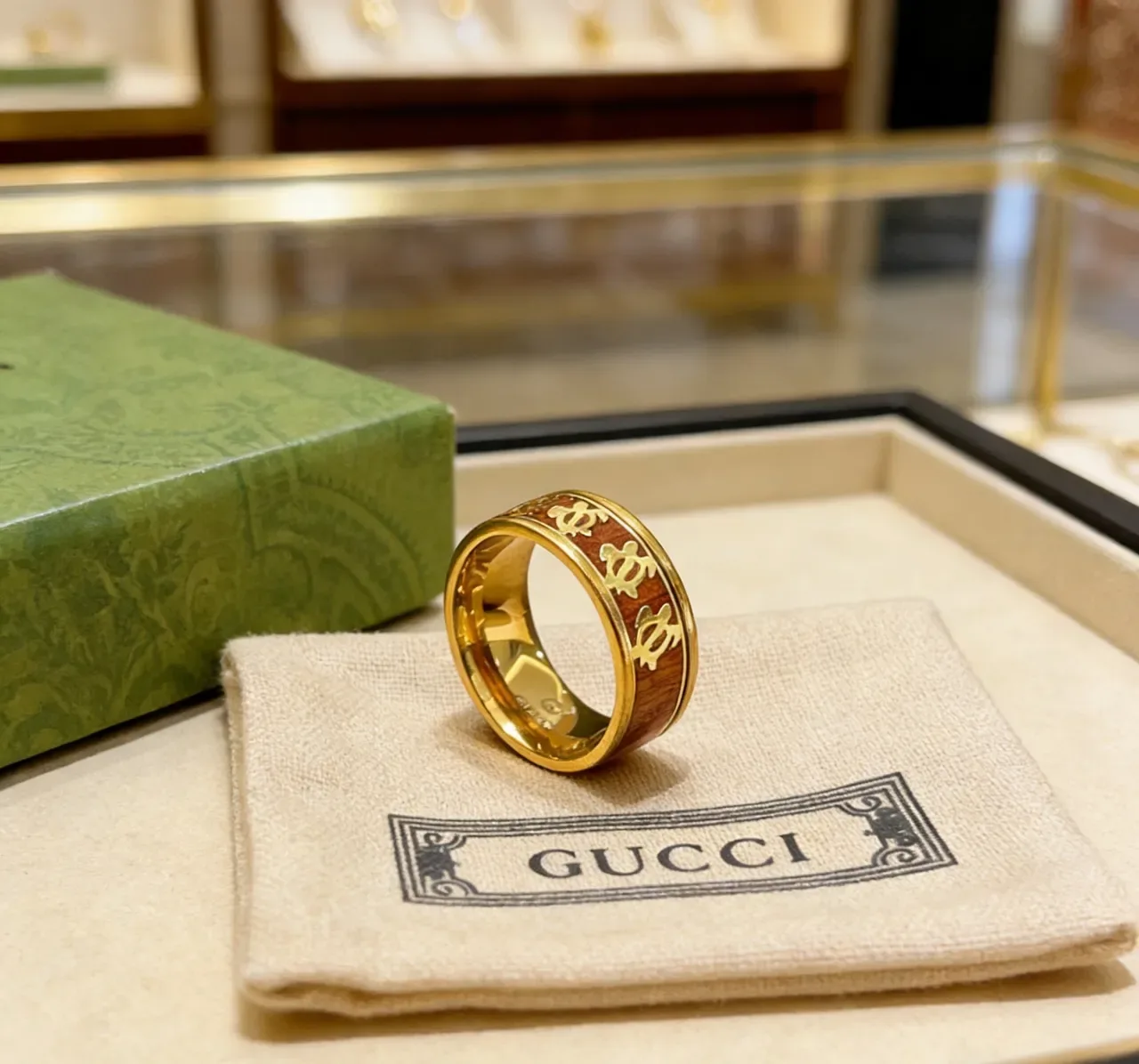 Bague Gucci Interlocking G Motif en or et incrustation rouge-marron 9