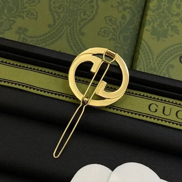 Gucci Interlocking GG Logo Prata e Ouro Moldura Circular de Metal Broche 2