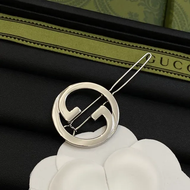 Gucci Interlocking GG Logo Prata e Ouro Moldura Circular de Metal Broche 3