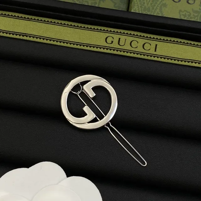 Gucci Interlocking GG Logo Prata e Ouro Moldura Circular de Metal Broche 4