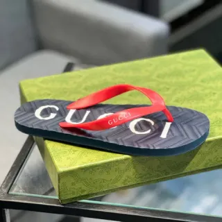 Gucci लोगो प्रिंट नेवी और लाल फ्लिप फ्लॉप चप्पल