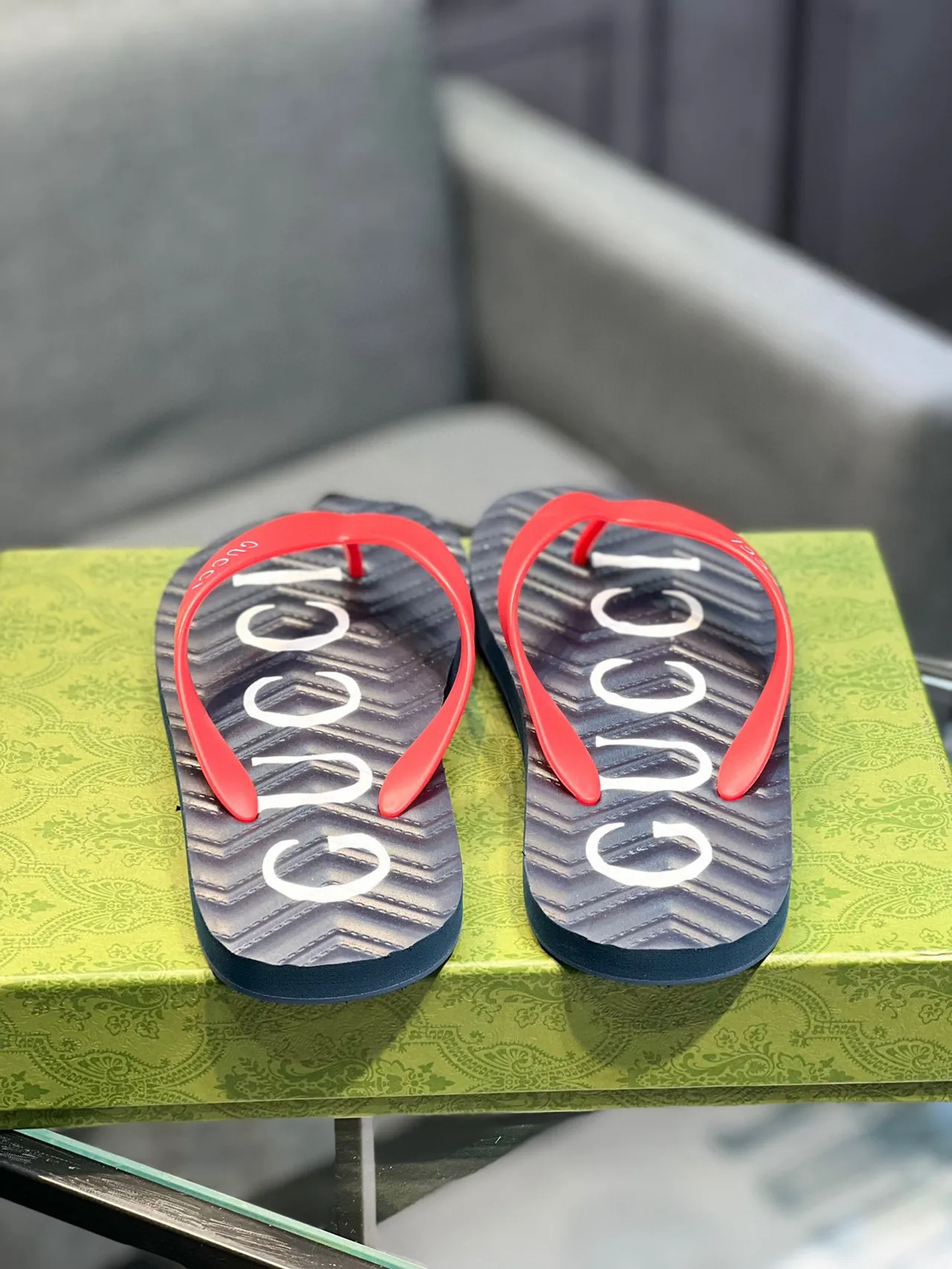 Gucci طباعة الشعار أزرق بحري وأحمر صنادل 8