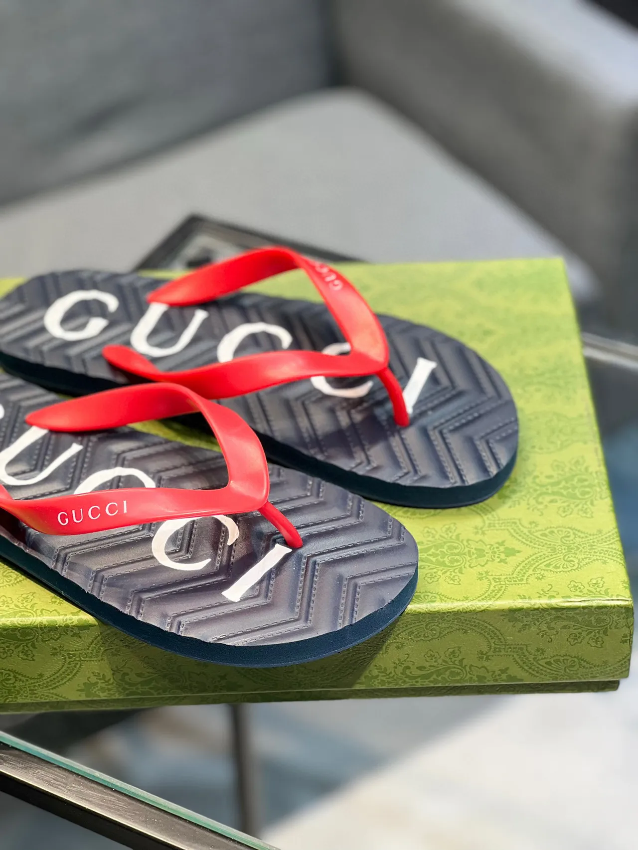 Gucci طباعة الشعار أزرق بحري وأحمر صنادل 9