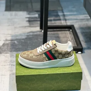 Gucci Screener بيج مونوغرام كانفاس ويب سترايب سنيكرز لايف ستايل