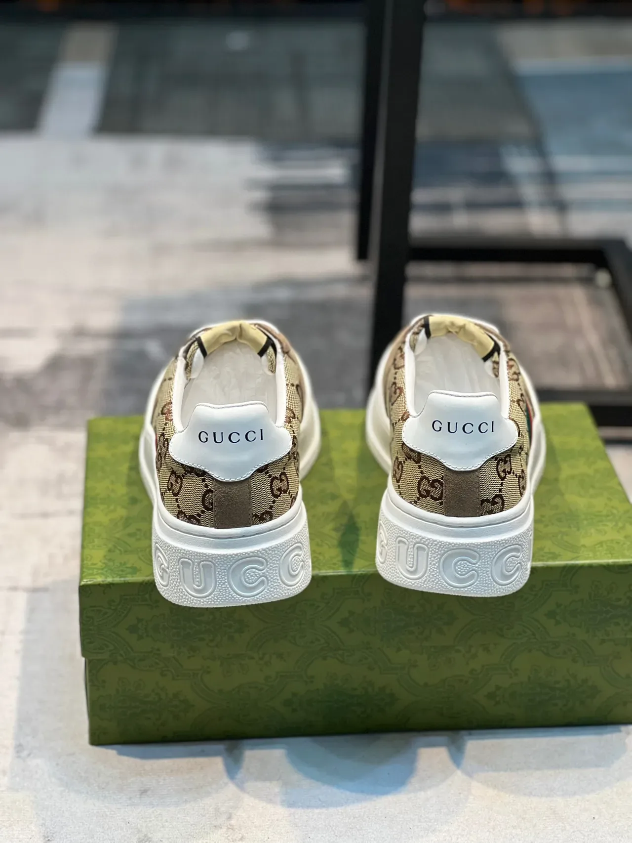 Gucci Screener Bege Monogram Canvas Web Stripe tênis lifestyle 2