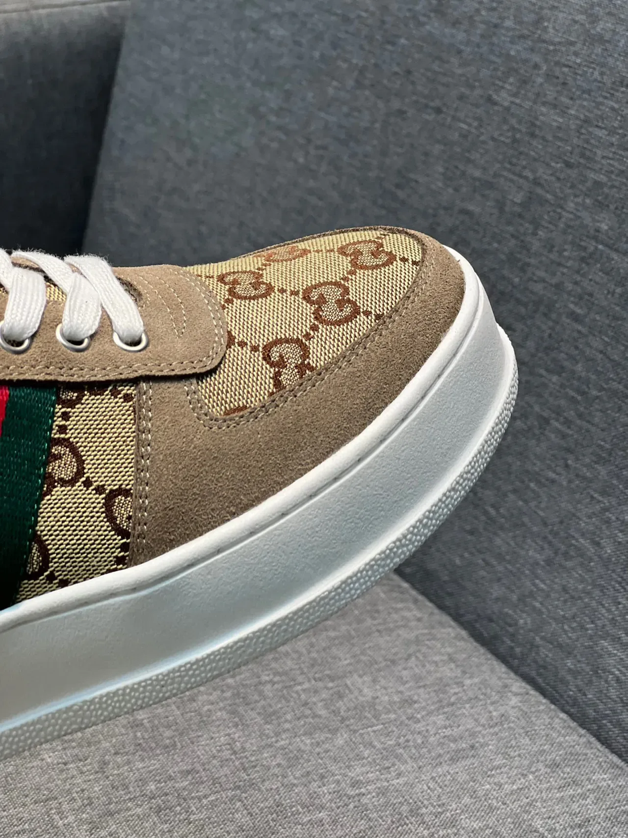 Gucci Screener Bege Monogram Canvas Web Stripe tênis lifestyle 3