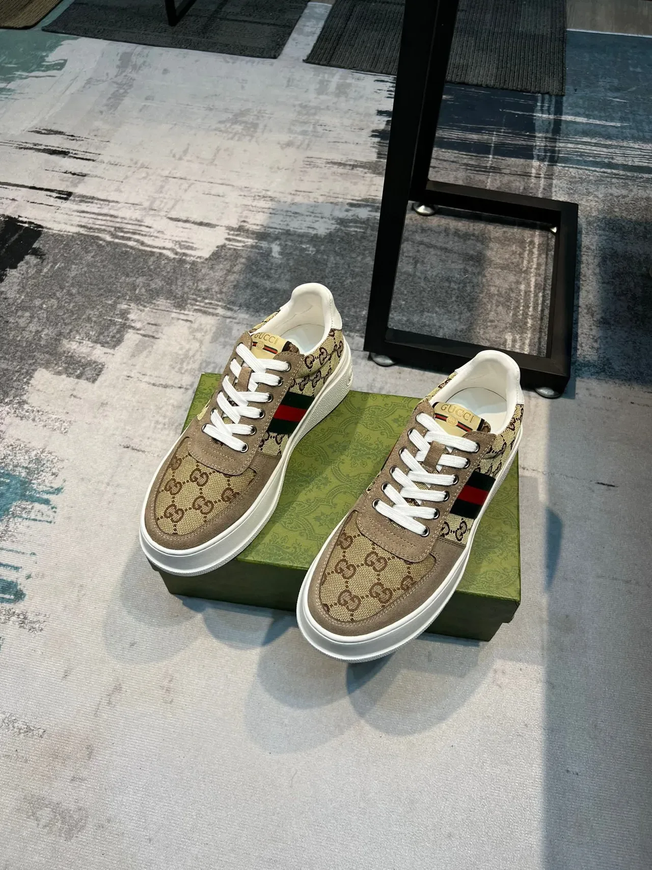 Gucci Screener Bege Monogram Canvas Web Stripe tênis lifestyle 5