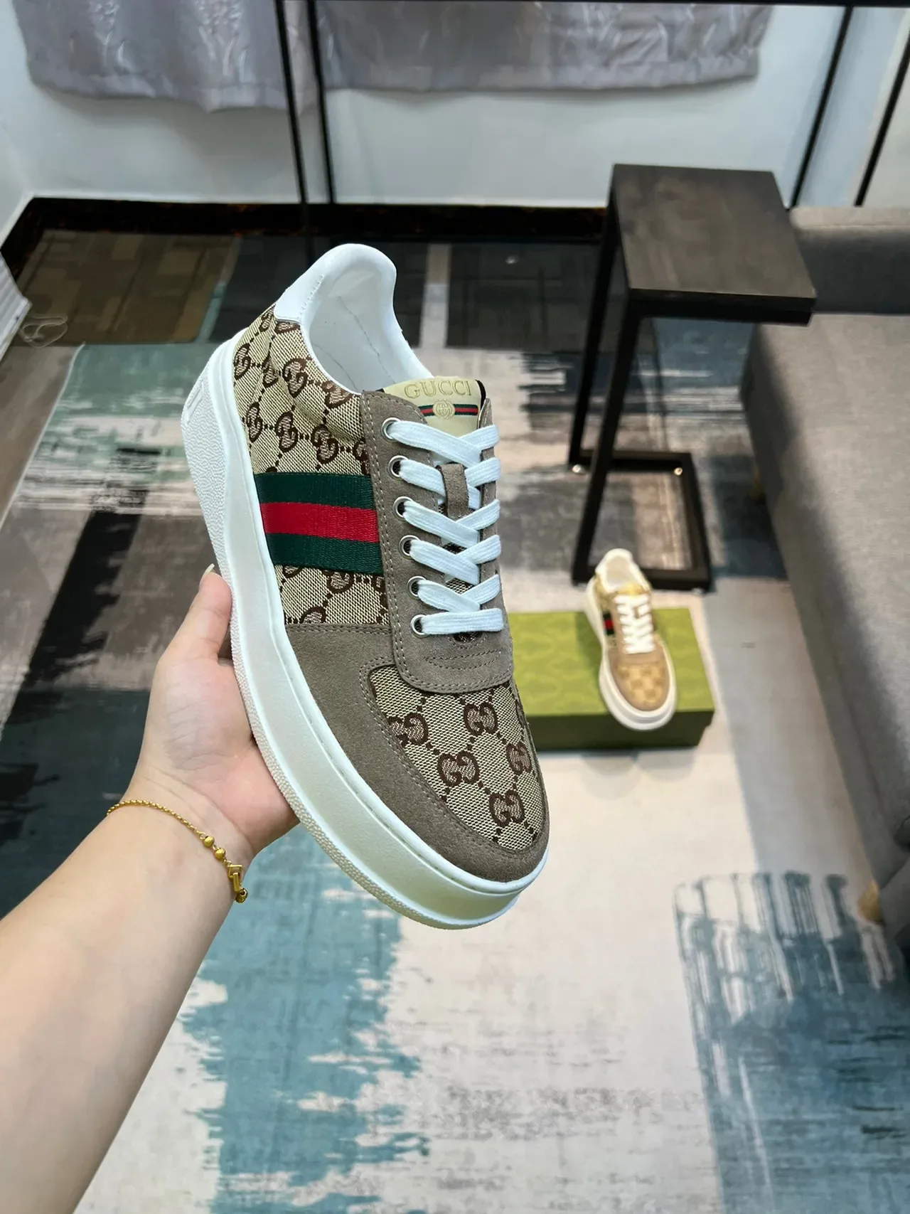 Gucci Screener Bege Monogram Canvas Web Stripe tênis lifestyle 6
