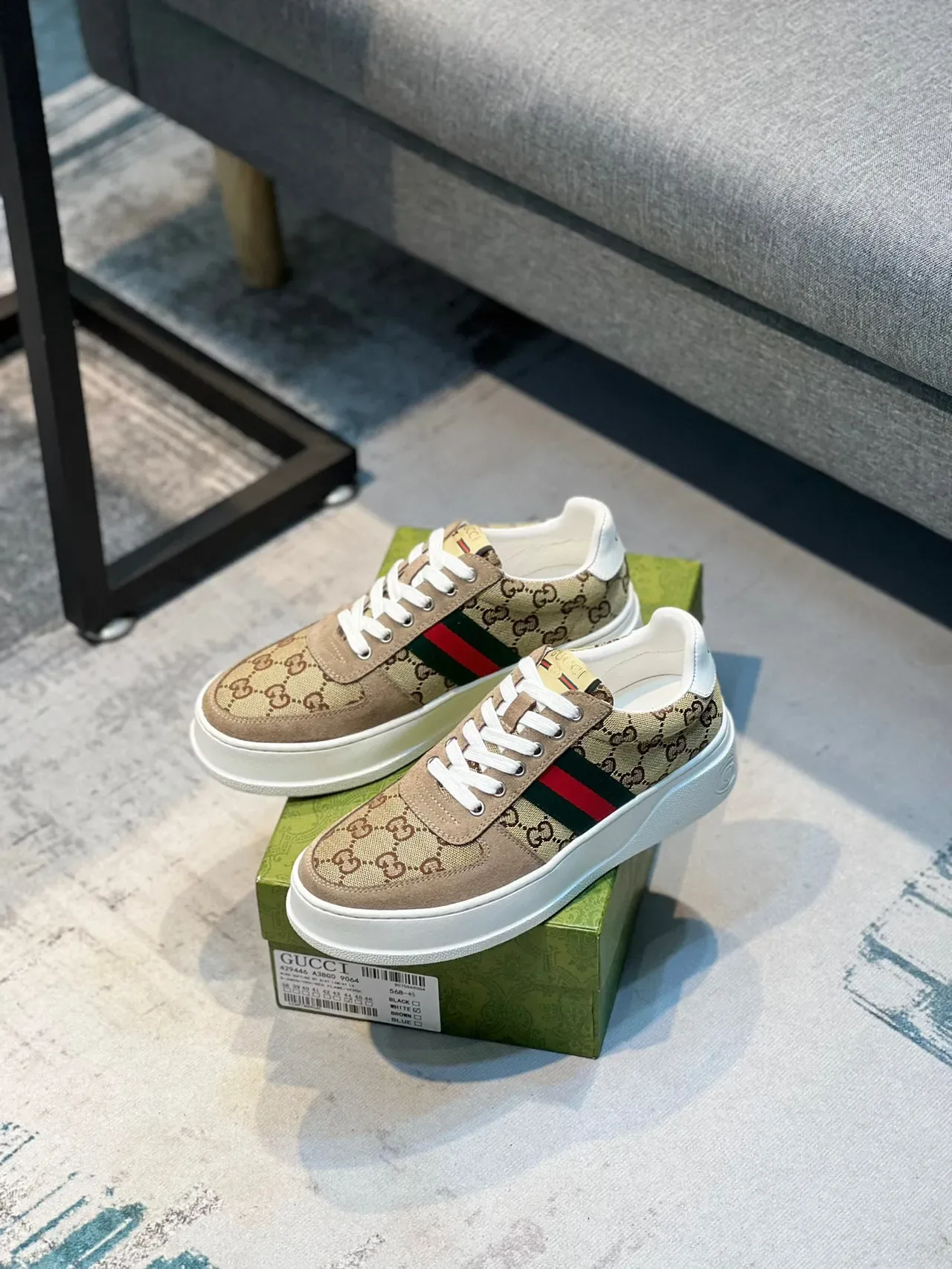 Gucci Screener Bege Monogram Canvas Web Stripe tênis lifestyle 7