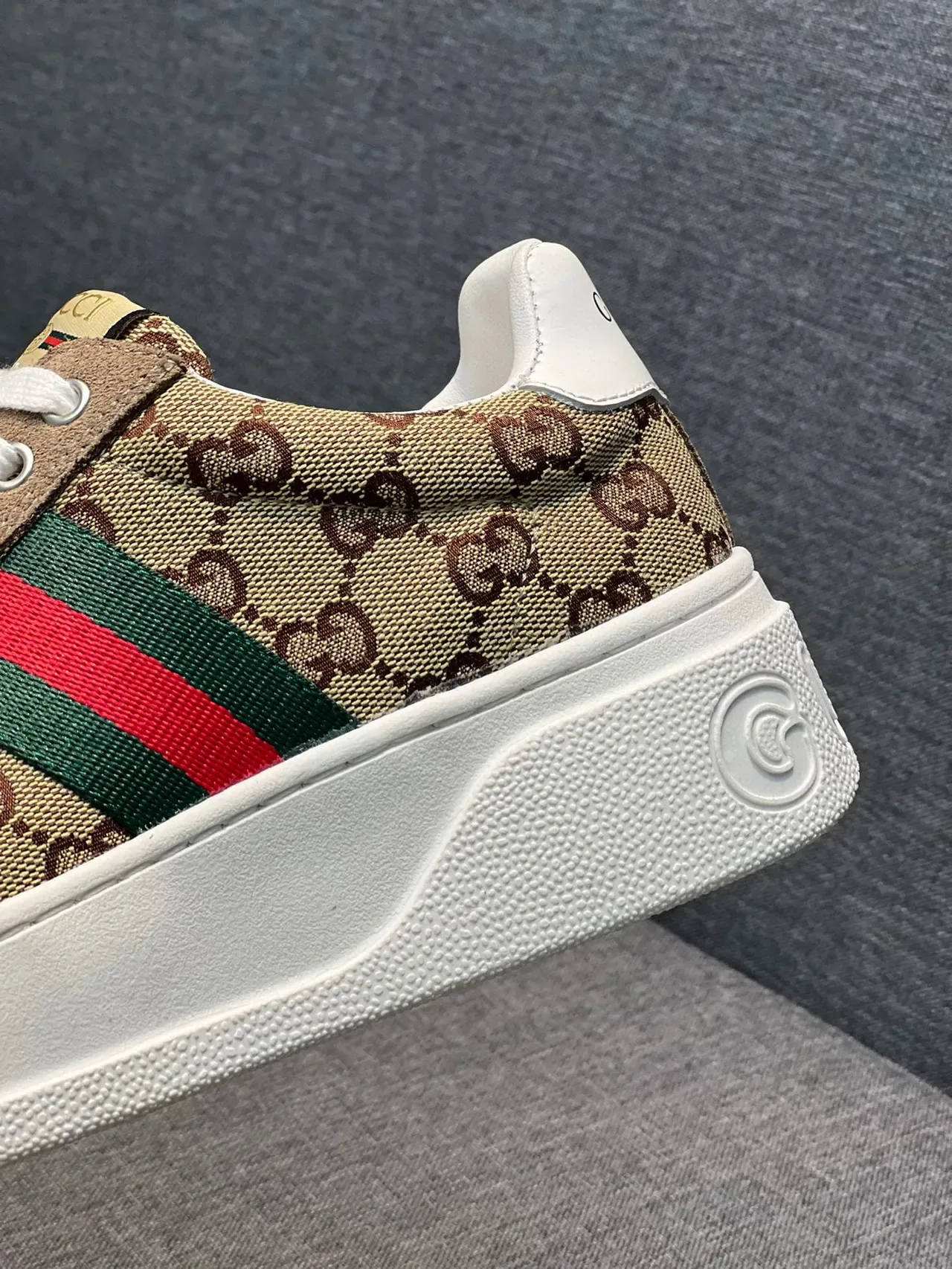 Gucci Screener Bege Monogram Canvas Web Stripe tênis lifestyle 8