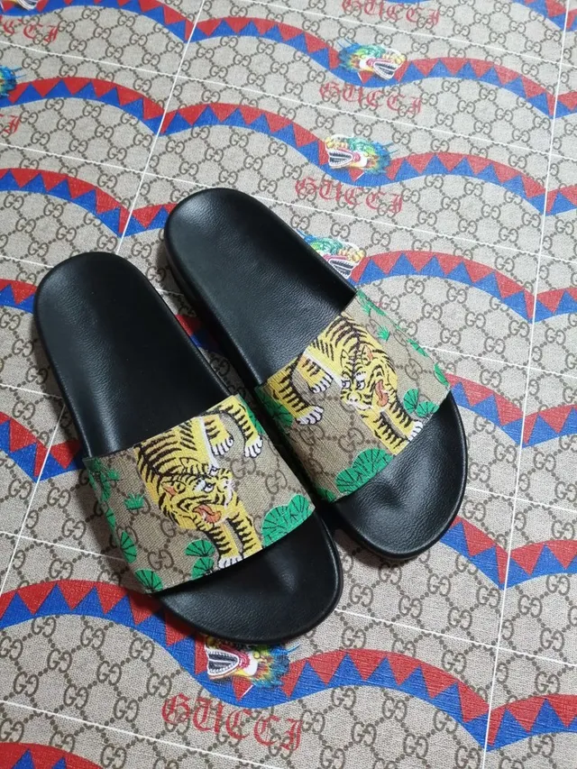 Gucci Screener motif tigre GG Supreme chaussons en toile 2
