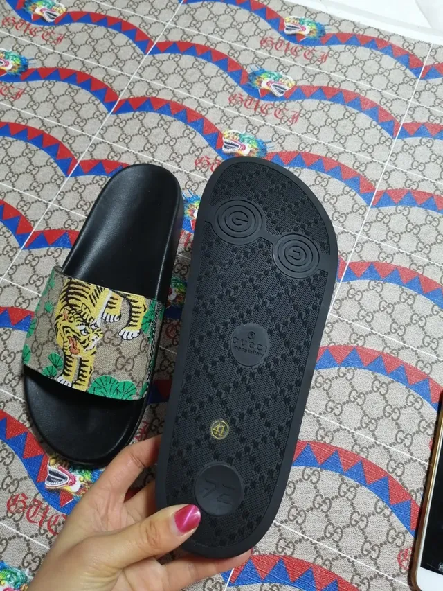 Gucci Screener motif tigre GG Supreme chaussons en toile 3
