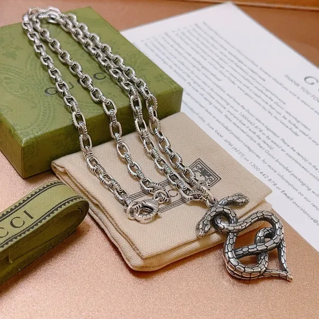 Gucci Serpenti Silver Green Textured Snake Pendant Ornate Oval-Link Chain Necklace 3