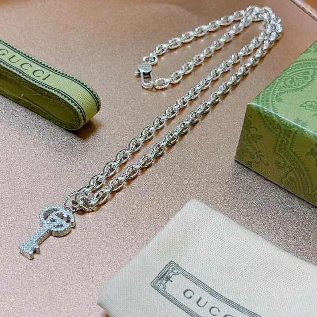 Gucci قلادة سلسلة كيرب فضية مرصعة بالكريستال بيندانت المفتاح 2