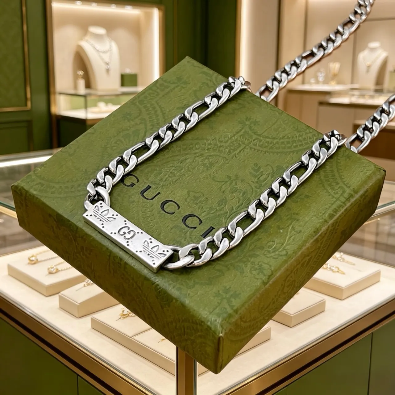 Gucci Colgante de Cadena Figaro-Link de Plata con Placa Rectangular 3