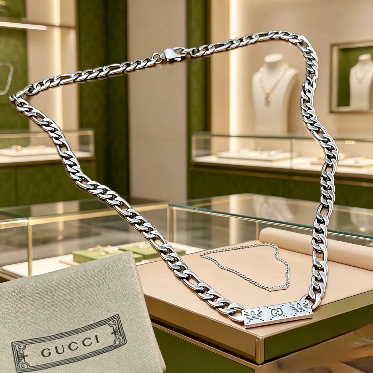 Gucci Colgante de Cadena Figaro-Link de Plata con Placa Rectangular 6