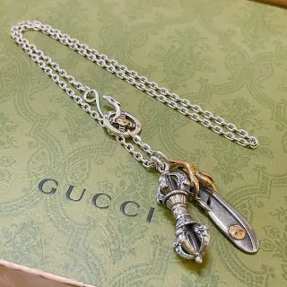 Gucci Chaîne argentée dorée avec maillons Collier avec pendentif multi-composants