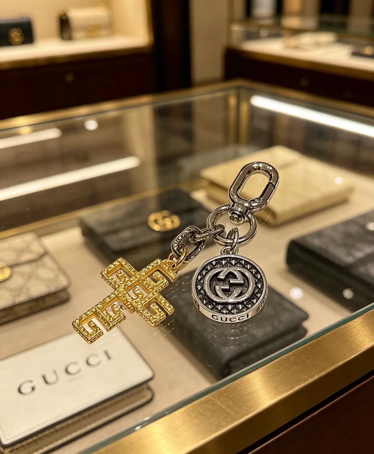 Gucci Silver Gold Dual-Tone Metal Interlocking G Medallion Bracelet 4