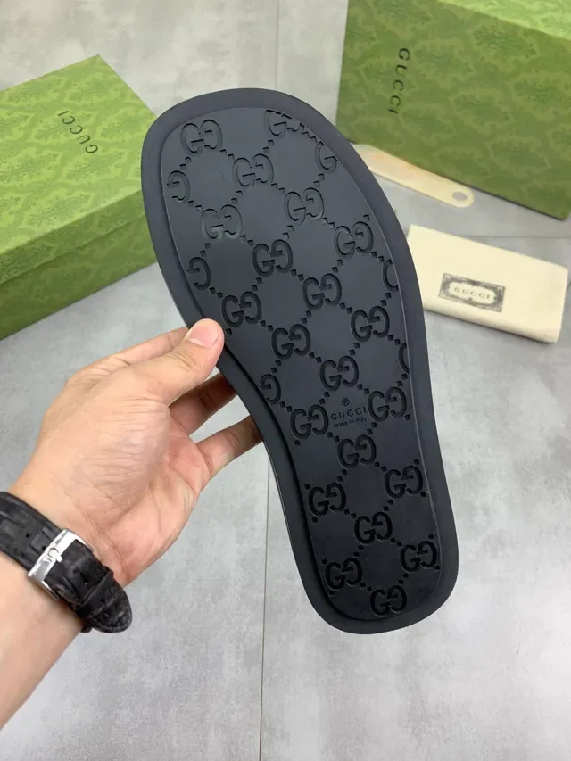 Gucci Sandales Slide Noir Beige avec Bride Logo Embossé et Tige Cuir Patenté 2