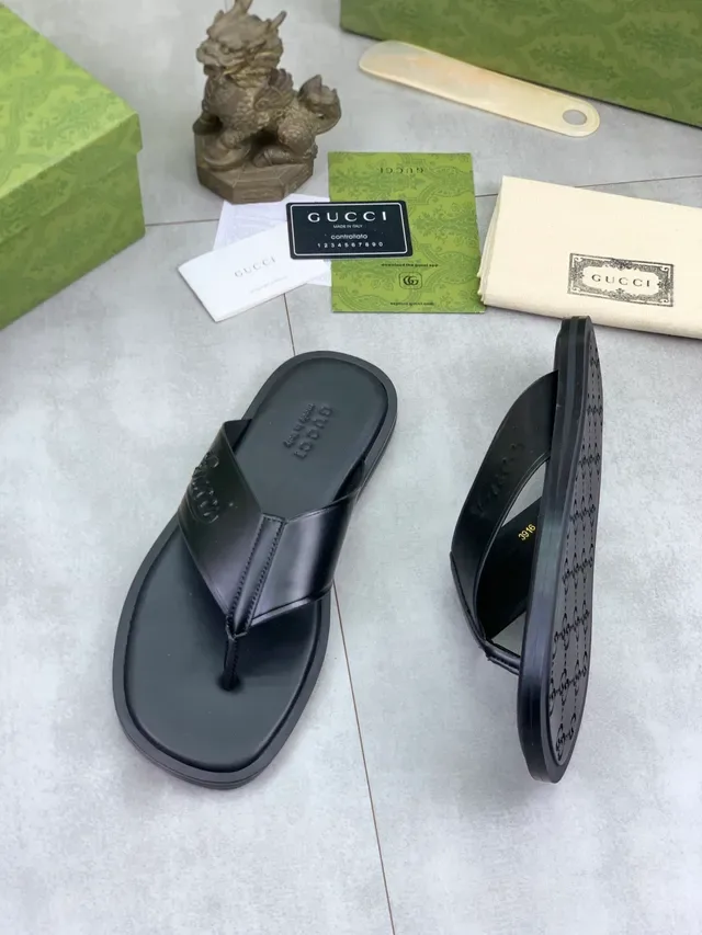 Gucci Sandales Slide Noir Beige avec Bride Logo Embossé et Tige Cuir Patenté 4