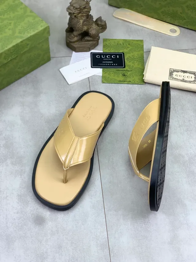 Gucci Sandales Slide Noir Beige avec Bride Logo Embossé et Tige Cuir Patenté 5