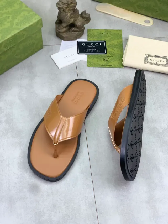 Gucci Sandales Slide Noir Beige avec Bride Logo Embossé et Tige Cuir Patenté 6
