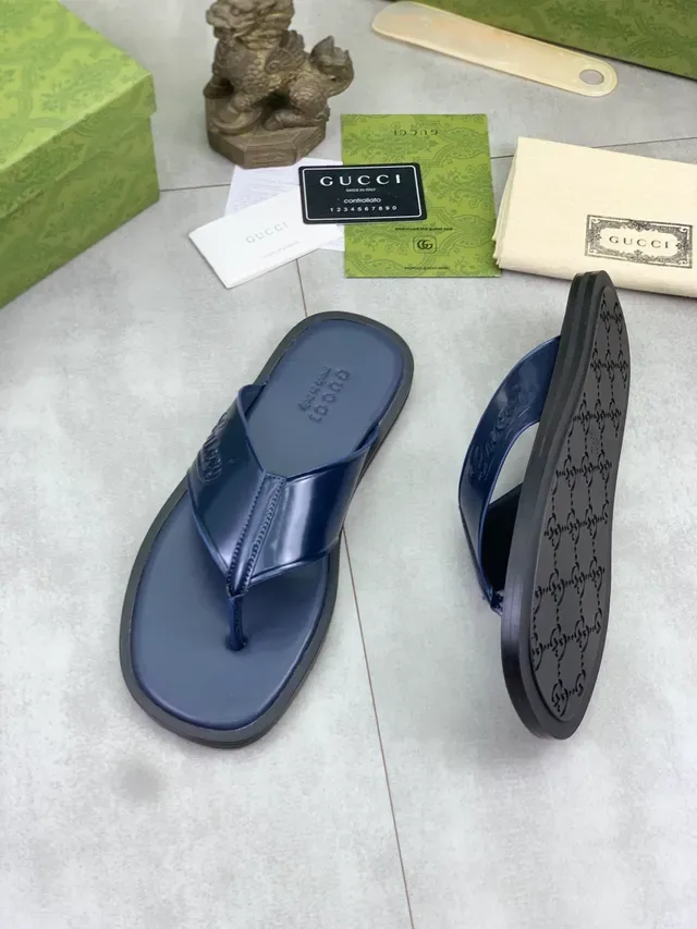 Gucci Sandales Slide Noir Beige avec Bride Logo Embossé et Tige Cuir Patenté 7