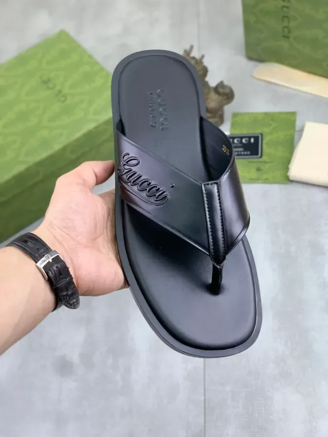 Gucci Sandales Slide Noir Beige avec Bride Logo Embossé et Tige Cuir Patenté 8