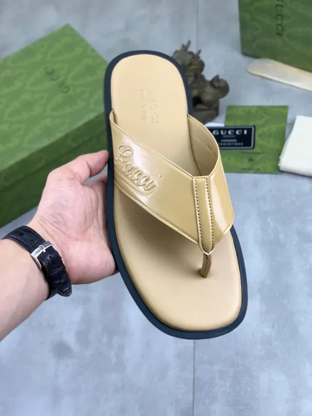 Gucci Sandales Slide Noir Beige avec Bride Logo Embossé et Tige Cuir Patenté 9