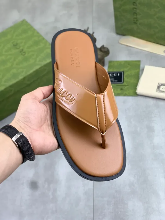 Gucci Sandales Slide Noir Beige avec Bride Logo Embossé et Tige Cuir Patenté 10