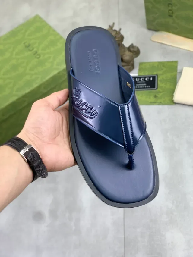 Gucci Sandales Slide Noir Beige avec Bride Logo Embossé et Tige Cuir Patenté 11