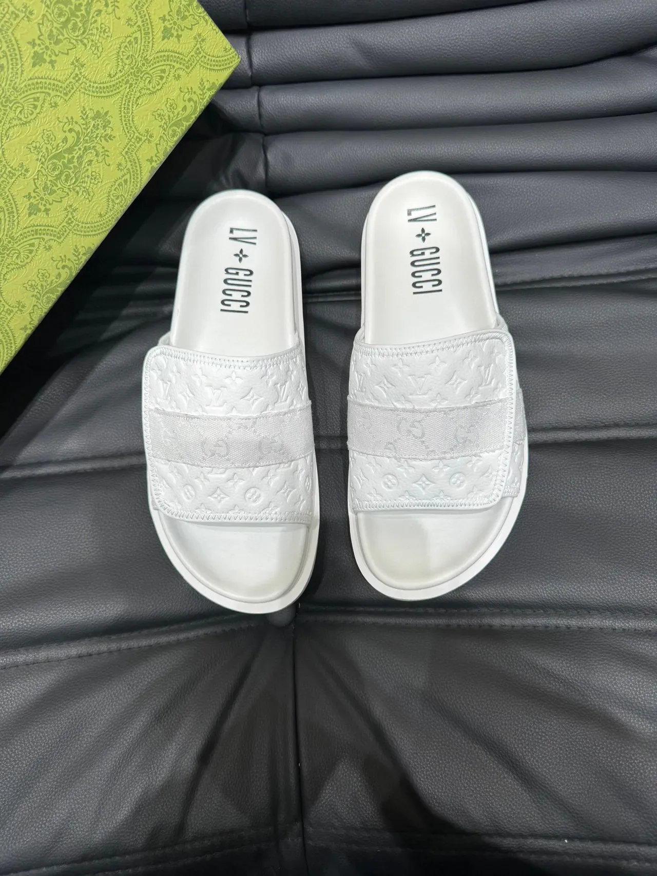 Gucci सफेद मॉनोग्राम-एंबॉस्ड सिंगल-स्ट्रैप स्लिपर्स 2
