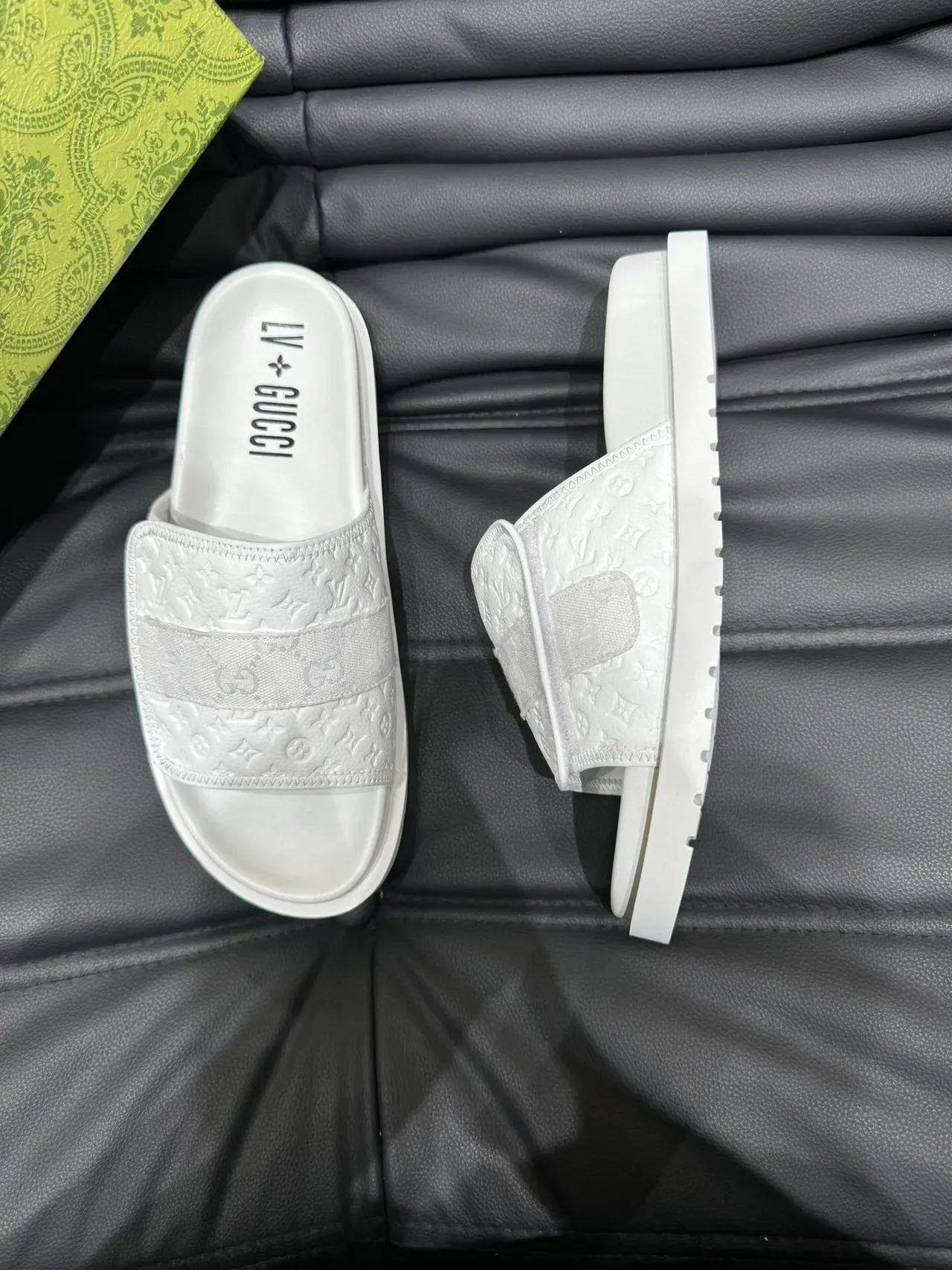 Gucci सफेद मॉनोग्राम-एंबॉस्ड सिंगल-स्ट्रैप स्लिपर्स 3